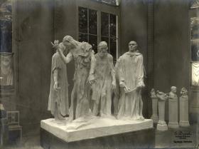 Die Bürger von Calais im Pavillon de l'Alma, im Hintergrund rechts der Minotauros, Daphnis und Lycénion, die Büste Alexandre Falguière, Bruder und Schwester