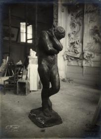 Eva vor dem Höllentor im Atelier du Dépôt des marbres