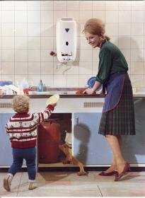 Junkers, Mutter und Kind beim Abwasch mit Junkers-Warmwasserboiler