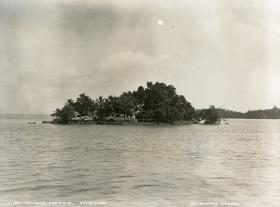 "Uru, eine künstliche Insel an der Ostküste von Malaita"
