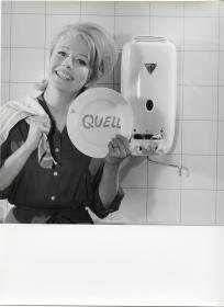 Junkers, Hausfrau mit Gas-Durchlauferhitzer (Werbung für Junkers Quell)
