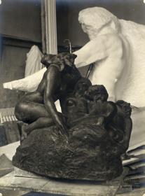 Drei Sirenen vor der unvollendeten Steinfassung des Denkmals für Victor Hugo im Atelier du Dépôt des marbres