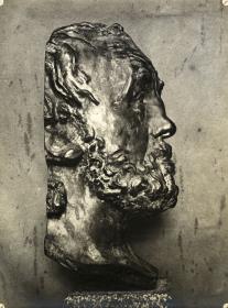 Der Mann mit der gebrochenen Nase (Profil) vor der fleckigen Wand im Atelier du Dépot des marbres