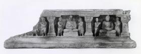 Drei Verehrungsszenen (Fragment): Meditierender Buddha (Mitte, rechts), stehender Buddha (links)