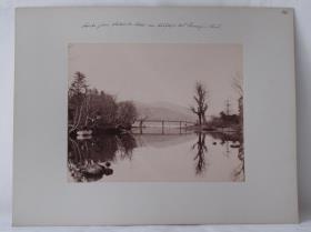 Brücke zum Lakeside Hotel am Ausfluß des Chuzenji - Sees