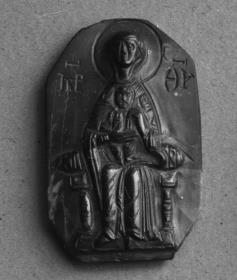 Relief der thronenden Maria im Typus der Theotokos Nikopoia