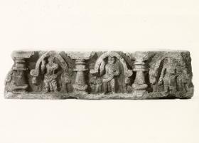Schmuckfries (Fragment): Drei stehende männliche Figuren jeweils unter einem Chaitya-Bogen