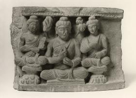 Sitzender Buddha in Lehrgeste (dharmachakra-mudra) umgeben von zwei sitzenden Buddhas (Fragment)