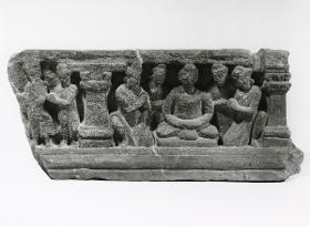 Zweiszeniger Fries (Fragment): Meditierender Buddha (rechts); Verehrungsszene (?) (links)