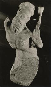 Freiplastische Figur eines Asketen (Kashyapa?) (Fragment)