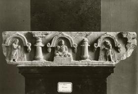 Schmuckfries (Fragment): Buddha in Meditationssitz in Schutzgeste (abhaya-mudra) unter Chaitya-Bogen, flankiert von zwei Adoranten je unter einem Chaitya-Bogen (links Indra, rechts Brahma)