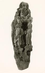 Teil einer komplexen Szene (Fragment): Sitzender Buddha (oben); zwei stehende Turbanträger jeweils auf Lotossockel (unten)