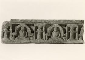 Schmuckfries (Fragment): Zwei meditierende Buddhas jeweils unter einem Chaitya-Bogen
