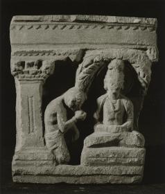Meditierender Bodhisattva unter Baum mit (knieendem?) Adoranten (Fragment)
