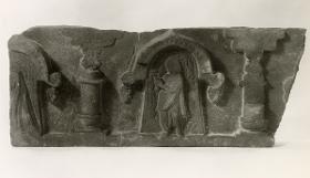 Schmuckfries (Fragment): Stehender Adorant und ungeteilte Reliquien jeweils unter Chaitya-Bogen