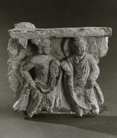 Stehender Buddha mit Nimbus und männlichem Verehrer mit Girlande (Fragment)