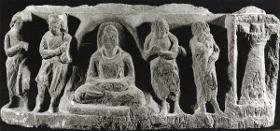Erzählende Szene (Fragment): Vier männliche Figuren (darunter Vajrapani links?) nähern sich dem in einer Höhle meditierenden Buddha (Indrashailaguha ?)