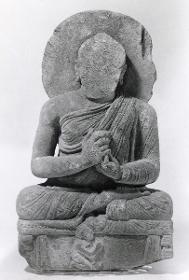 Sitzender Buddha in Lehrgeste (dharmachakra-mudra) auf Thron mit Vorhangmotiv (Fragment). Sockelrelief: Knieender Adorant