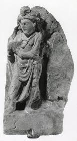 Erzählende Szene (Fragment eines großen Reliefs): Gestalt eines stehenden Adoranten mit Turban (und Schale in der Hand? Lokapala?)