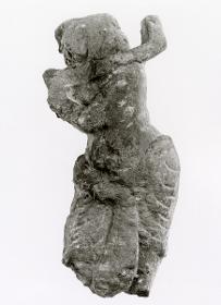 Unidentifizierte männliche Figur (Fragment), die einen Gegenstand schultert (Jäger aus der Kleidertauschszene?)