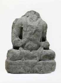 Torso eines sitzenden Bodhisattva in Lehrgeste (dharmachakra-mudra) auf beschädigtem Sockel