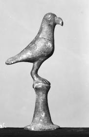 Aufsatz in Form eines Raubvogels