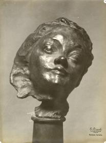 Die kleine Frauenmaske (Petite Tête au nez retroussé) auf einer Säule (en face)