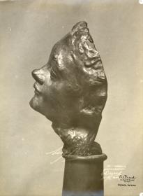 Die kleine Frauenmaske (Petite Tête au nez retroussé) auf einer Säule (Profil)