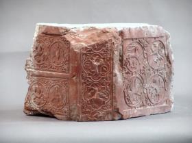 Backsteinfragment mit ornamentalem Dekor