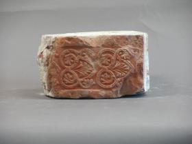 Backsteinfragment mit ornamentalem Dekor