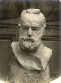 Die Büste Victor Hugo im Pavillon de l'Alma, oval vignettiert