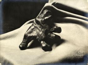 Die verkrampfte Hand im Atelier Druets