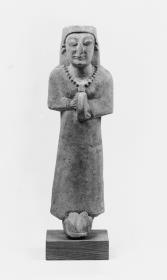 Weibliche Statuette einer Tympanonspielerin