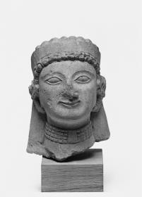 Weiblicher Kopf mit Diadem, mehrgliedriger Halskette und Ohrschmuck (Kappen und Anhänger)