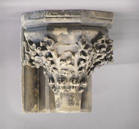 Wandkonsole an profiliertem Wandstück (Laubwerkkonsole)