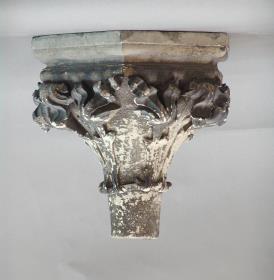 Wandkonsole mit reichem Blattbesatz