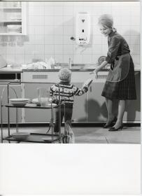Junkers, Hausfrau und Kind an Küchenspüle mit Gas-Durchlauferhitzer (Werbung für Junkers Quell)