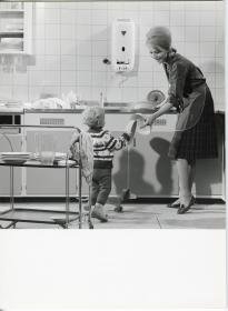 Junkers, Hausfrau und Kind an Küchenspüle mit Gas-Durchlauferhitzer (Werbung für Junkers Quell)