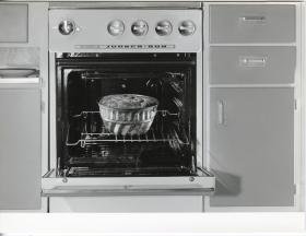 Junker & Ruh, Kuchenbacken im Backofen eines Gasherdes ("Allgas")