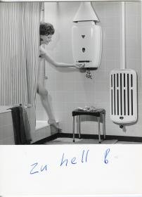 Junkers, Frau in der Dusche bedient Junkers-Durchlauferhitzer