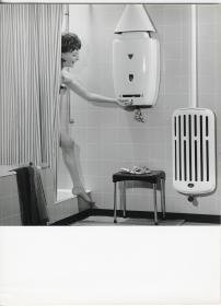 Junkers, Frau in der Dusche bedient Junkers-Durchlauferhitzer