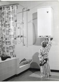 Junkers, Kind bedient Junkers-Warmwasserboiler im Badezimmer