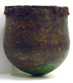 Großer, nach unten spitzer werdender römischer Kochtopf oder Eimer, der mit einem eisernen Ringe am oberen Rande beschlagen ist, ...