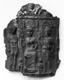 Vergoldetes Bronzeblech mit Kybele, Attis und Hermes; dabei zwei Fragmente eines ähnlichen Blechs mit Sabazius (?)