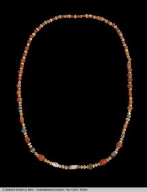 Kette aus Perlen unterschiedlichen Materials