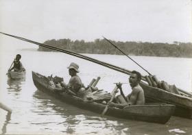 "Männer von Foate in Kanus,  N.W. Malaita"