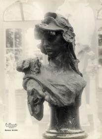 Bellona vor dem Denkmal für Balzac im Pavillon de l'Alma