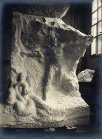 Das Apollo-Relief im Atelier du Dépôt des marbres (frontal)