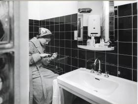 Junkers, Badezimmer mit Junkers-Warmwasserboiler in modernem Einfamilienhauses in Kronberg/Taunus