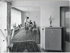 Junkers, Kaffeetrinken im Wohnraum mit Zentralheizung in modernem Einfamilienhaus in Kronberg/Taunus